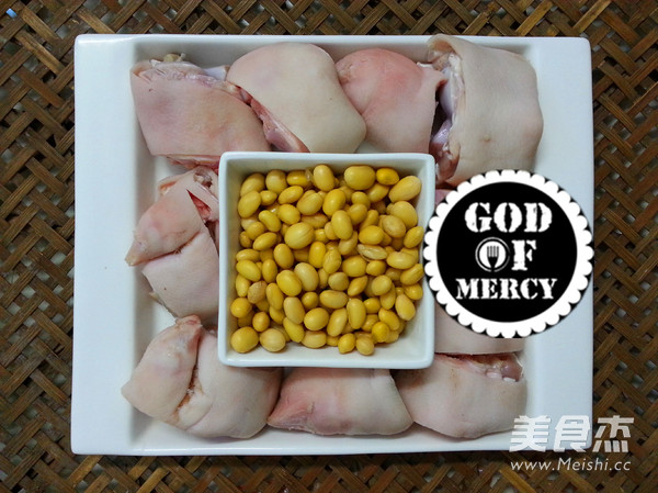 媲美熊掌的美味佳肴黄豆猪蹄汤的做法步骤：1