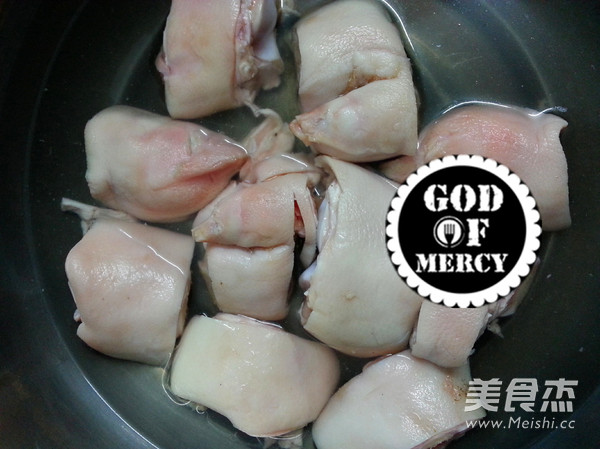 媲美熊掌的美味佳肴黄豆猪蹄汤的做法步骤:2