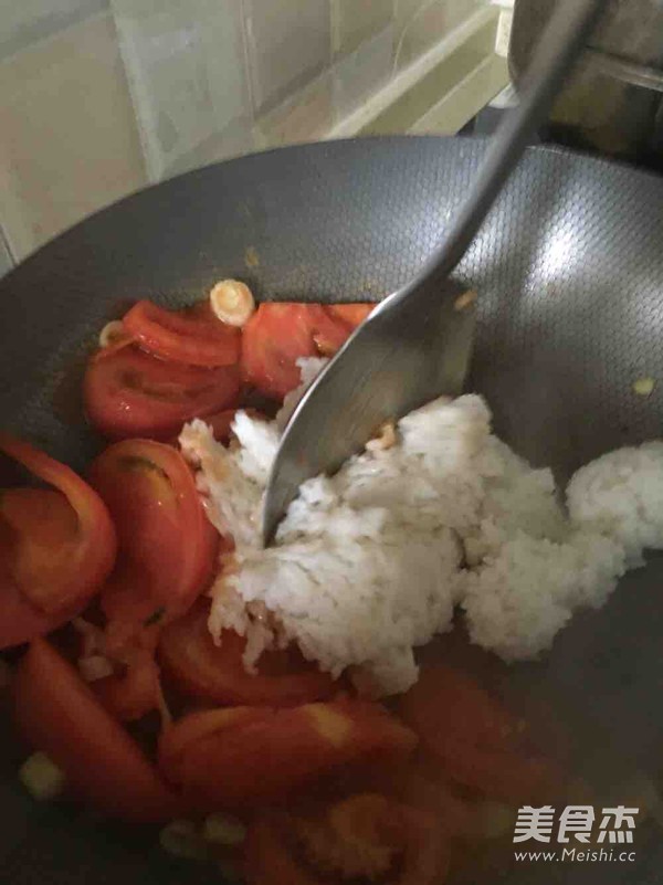 西红柿炒饭的做法步骤：4