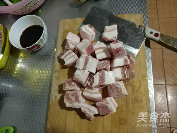 砂锅红烧肉的做法步骤：2