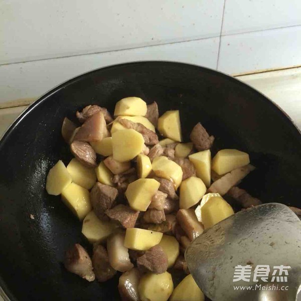 土豆红烧肉的做法步骤:9