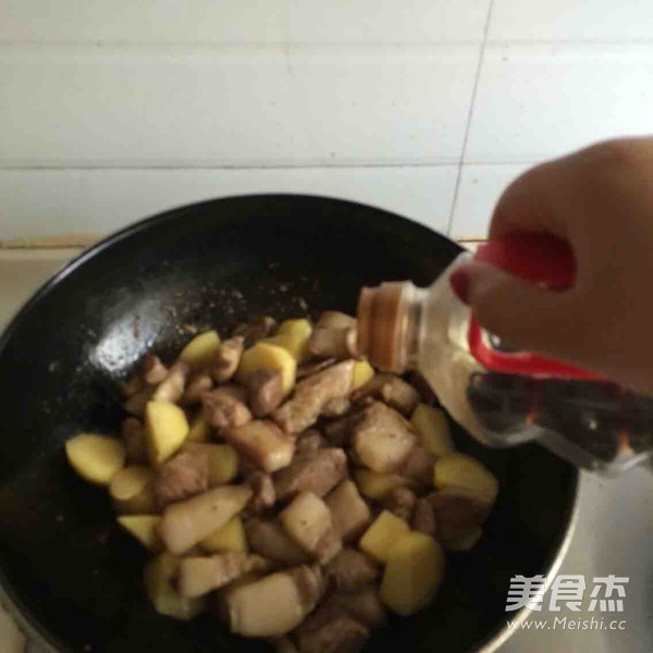 土豆红烧肉的做法步骤:9