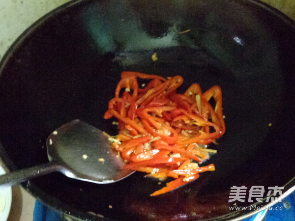 红辣椒炒鸡蛋的做法步骤:3