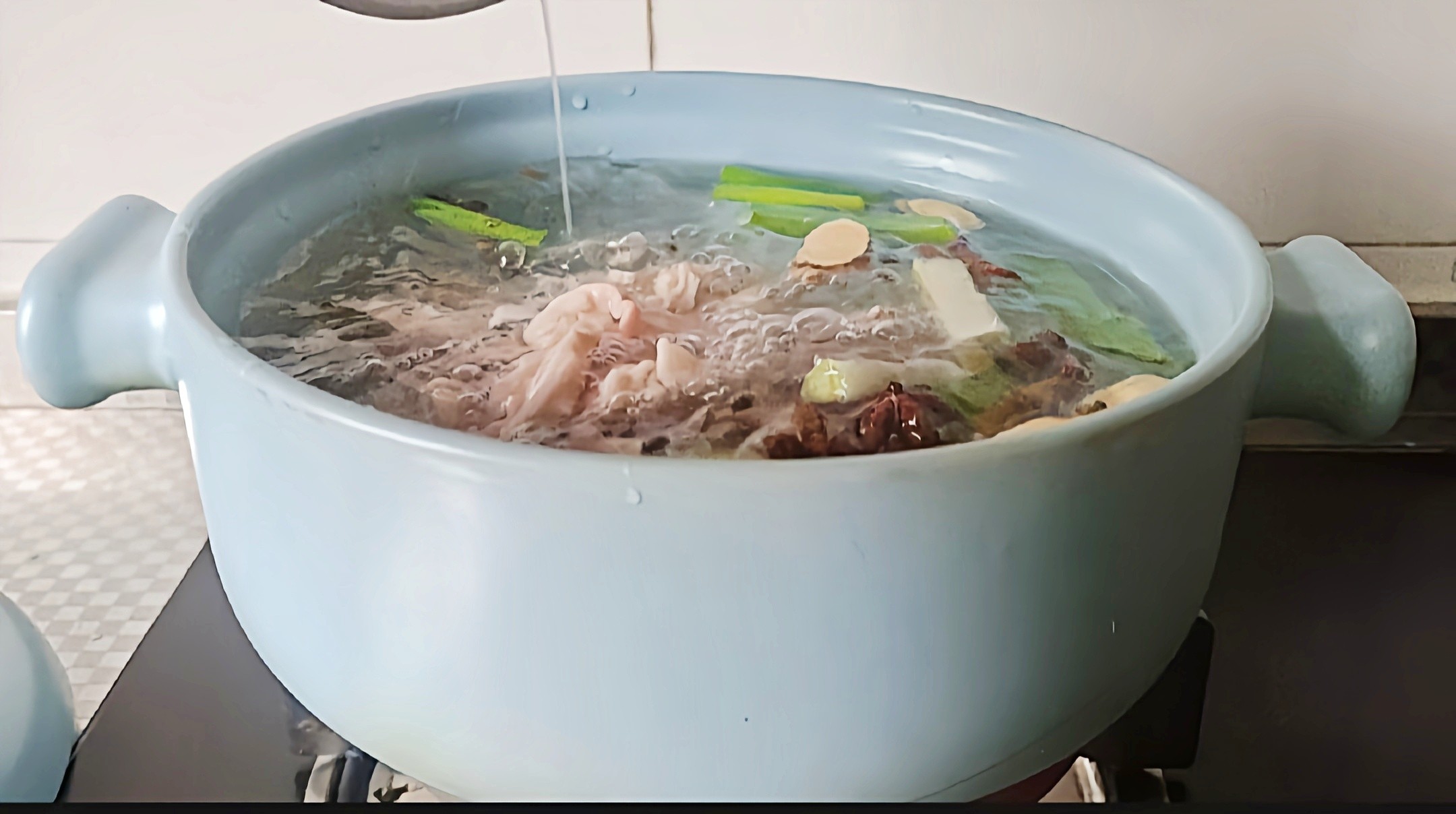 冬至大如年冬季一碗猪肚汤暖身又暖胃~黄芪白菜猪肚汤的做法步骤:3