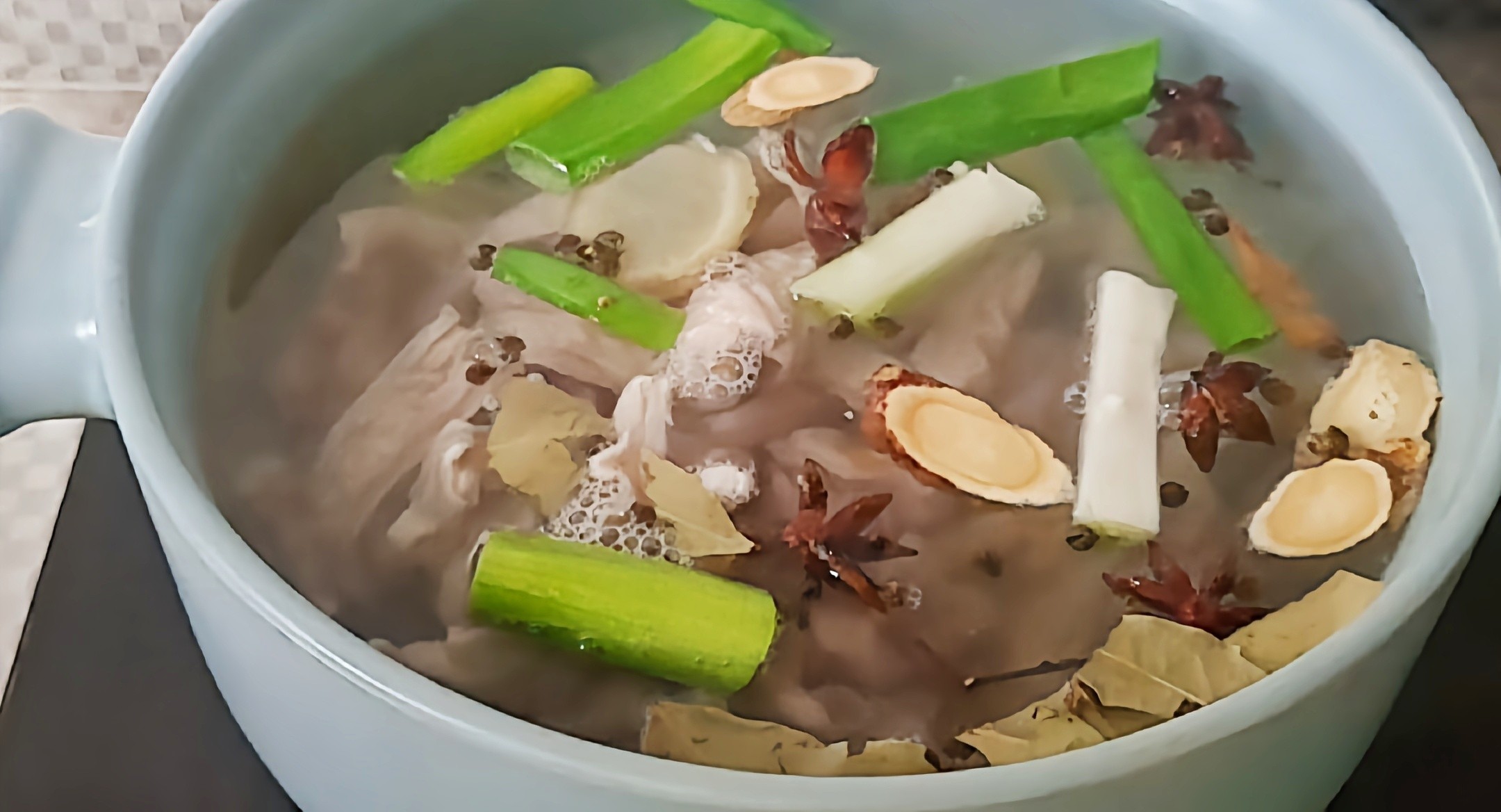 冬至大如年冬季一碗猪肚汤暖身又暖胃~黄芪白菜猪肚汤的做法步骤:4