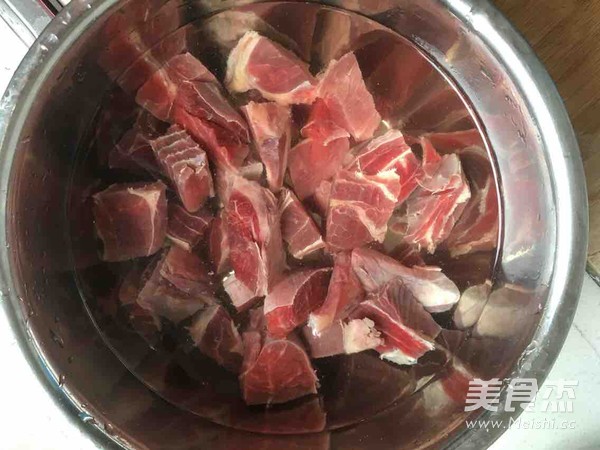 牛肉粉丝汤的做法步骤：1