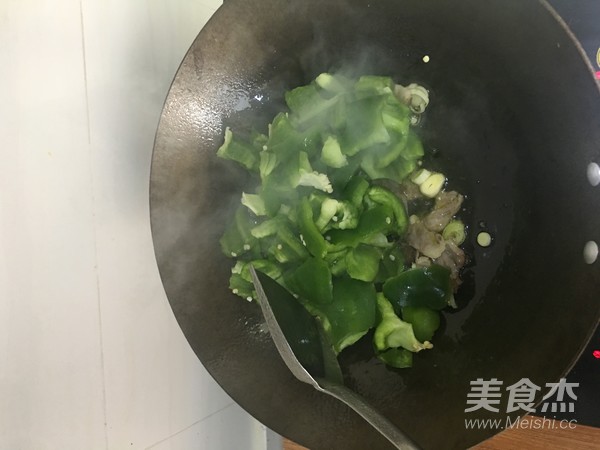 大辣椒炒肉的做法步骤：8