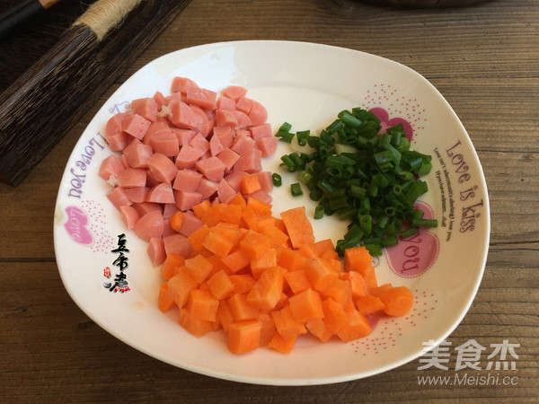 香肠蛋炒饭的做法步骤:2