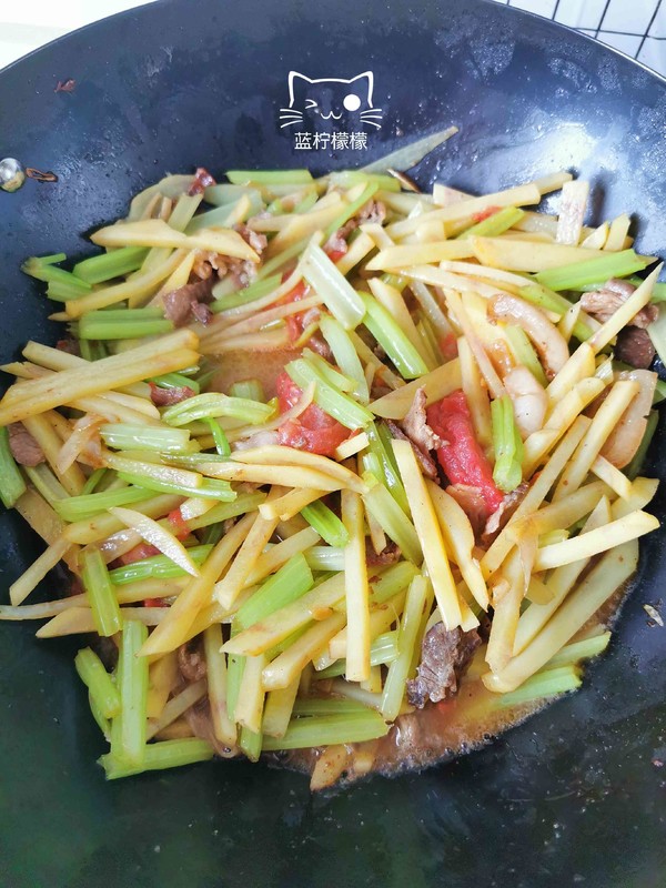 肉炒芹菜土豆条的做法步骤：14