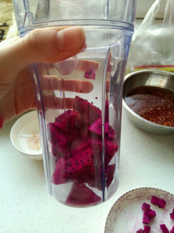 火龙果蜂蜜酸奶昔的做法步骤:2