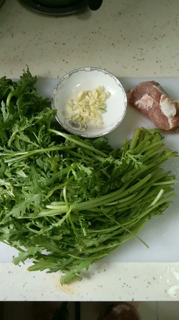茼蒿炒肉的做法步骤：1