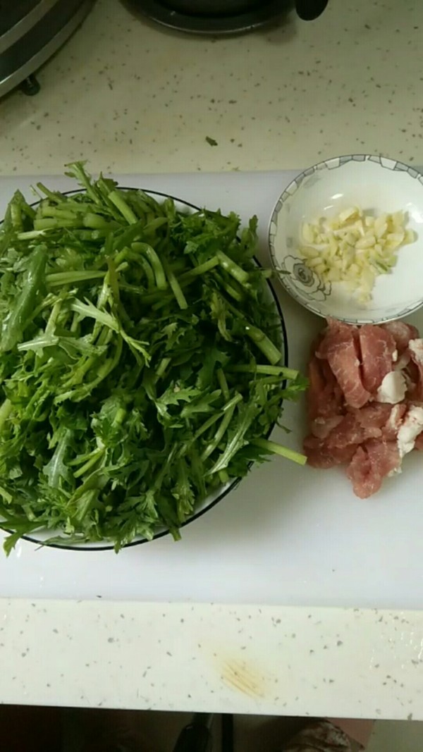 茼蒿炒肉的做法步骤：2