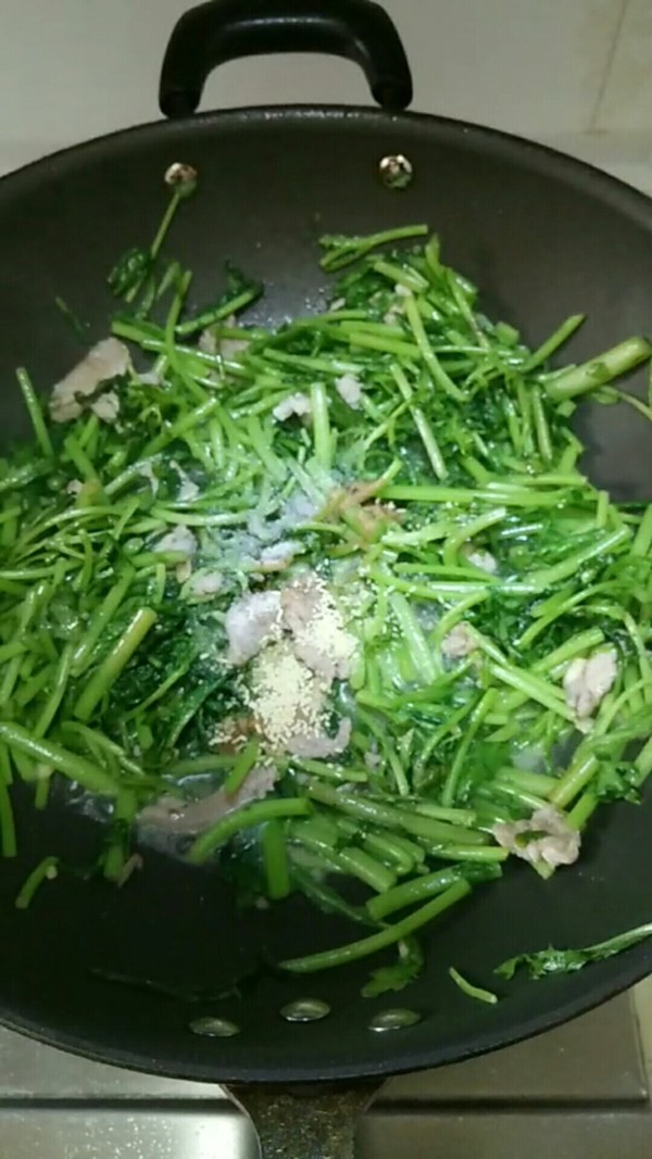 茼蒿炒肉的做法步骤：6