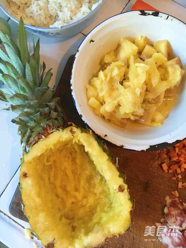 菠萝炒饭的做法步骤:2