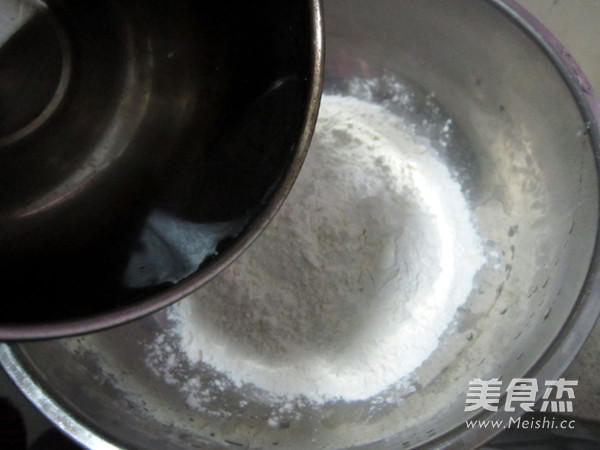 芹菜木耳馅饼的做法步骤：1