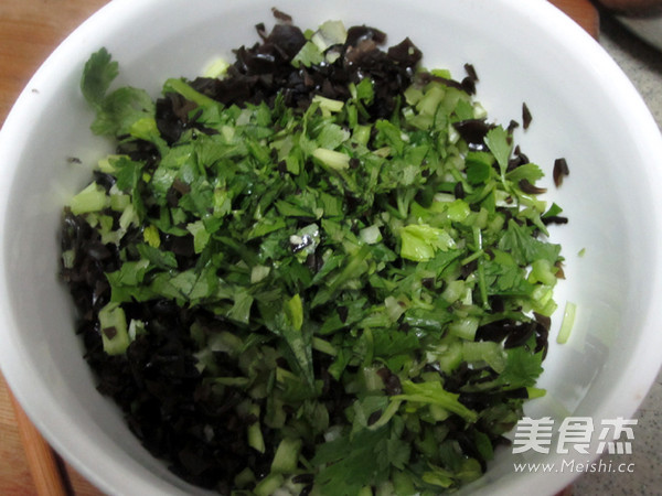 芹菜木耳馅饼的做法步骤:3