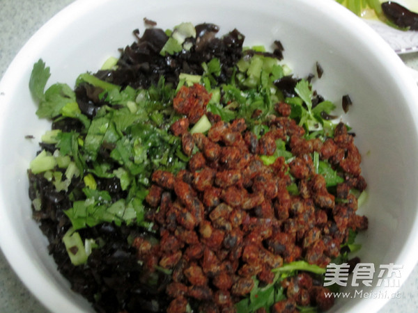 芹菜木耳馅饼的做法步骤:4