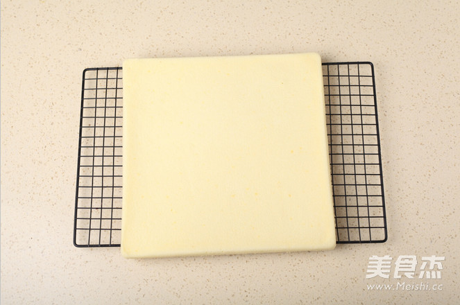 美味的戚风蛋糕卷的做法步骤:11
