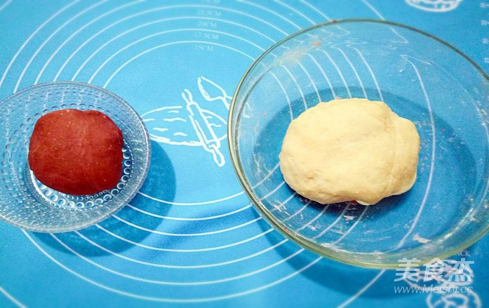 圣诞老人馒头食谱——第二届烘焙大赛获奖作品的做法步骤：2