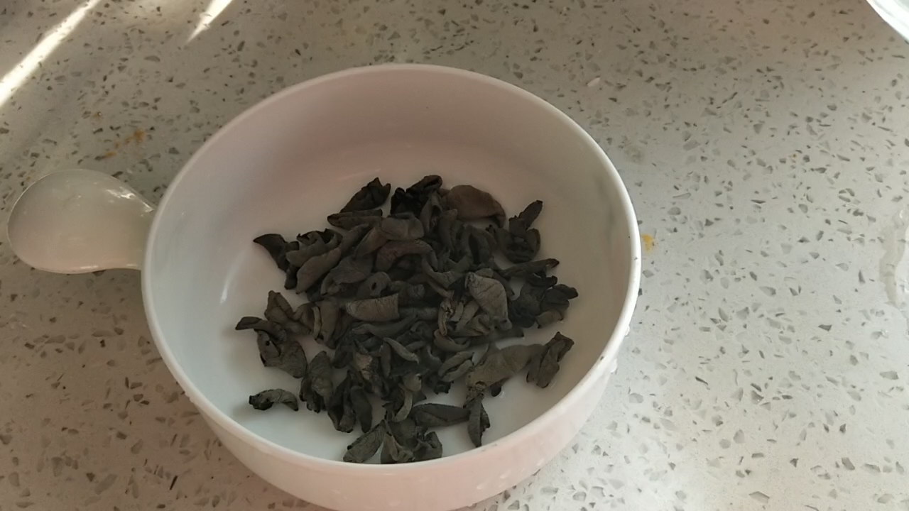 黑黄配-木耳炒鸡蛋的做法步骤：1