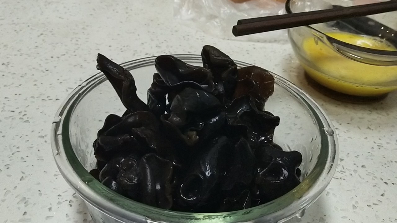 黑黄配-木耳炒鸡蛋的做法步骤:4