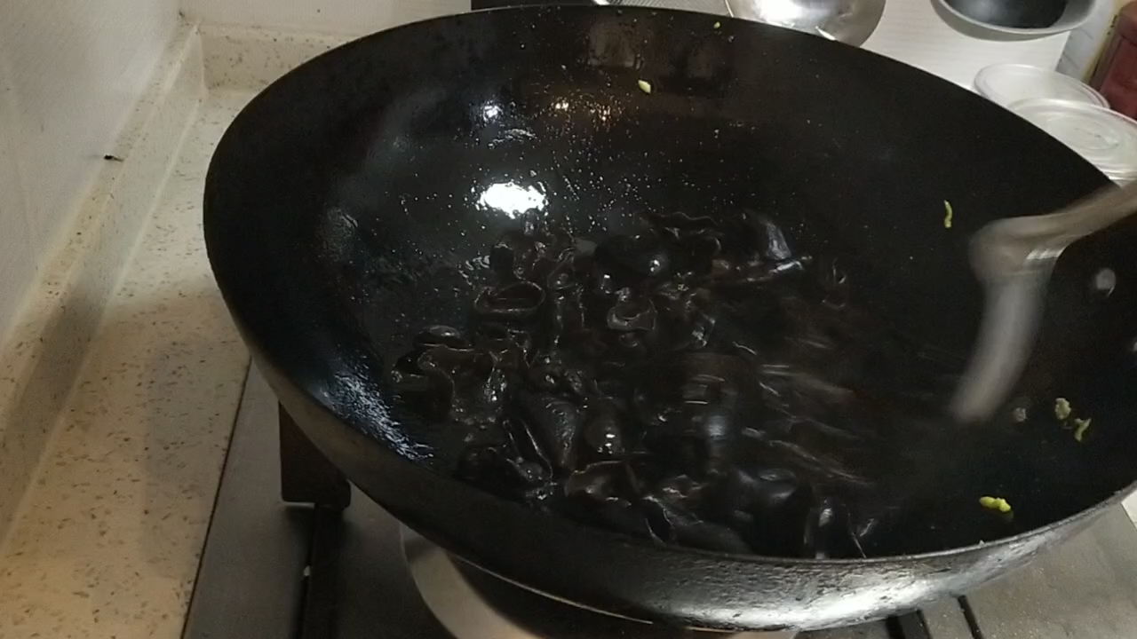 黑黄配-木耳炒鸡蛋的做法步骤:6