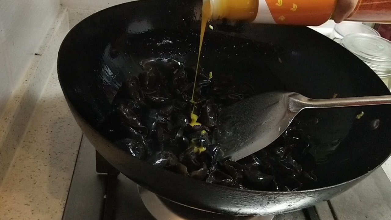 黑黄配-木耳炒鸡蛋的做法步骤:7