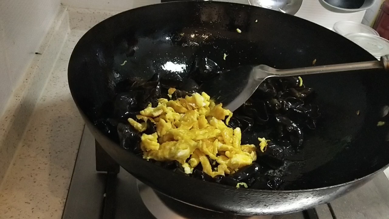 黑黄配-木耳炒鸡蛋的做法步骤:8