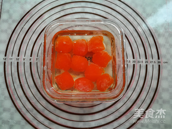 广式红豆沙蛋黄月饼的做法步骤:2