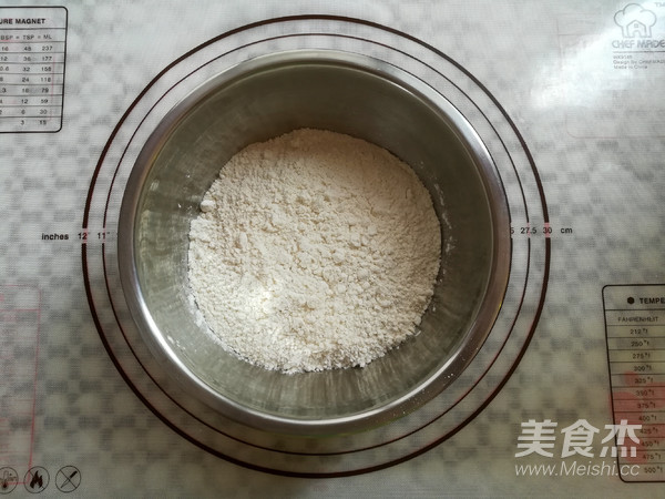 广式红豆沙蛋黄月饼的做法步骤:4