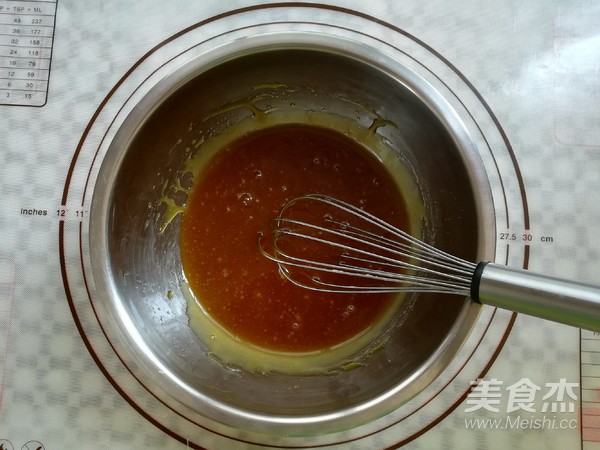广式红豆沙蛋黄月饼的做法步骤:6