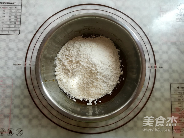 广式红豆沙蛋黄月饼的做法步骤:7