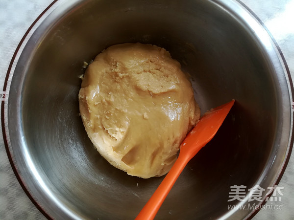 广式红豆沙蛋黄月饼的做法步骤:8