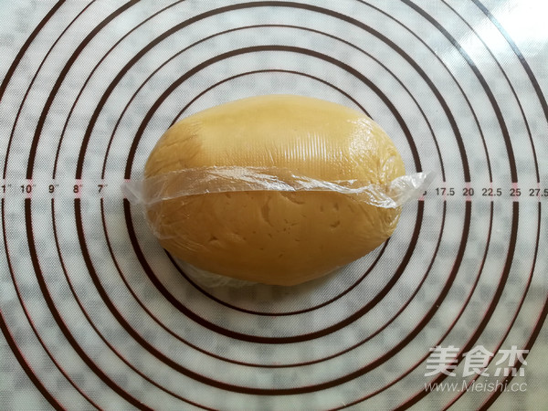 广式红豆沙蛋黄月饼的做法步骤:9