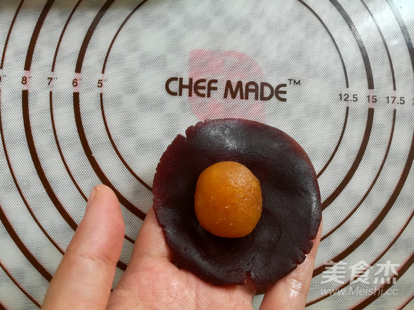 广式红豆沙蛋黄月饼的做法步骤:14