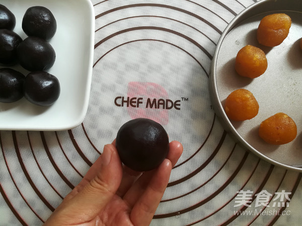广式红豆沙蛋黄月饼的做法步骤:15