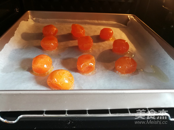 广式红豆沙蛋黄月饼的做法步骤:16