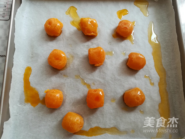 广式红豆沙蛋黄月饼的做法步骤:17