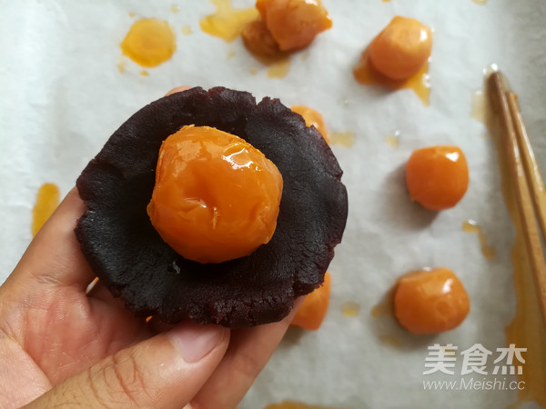 广式红豆沙蛋黄月饼的做法步骤:18