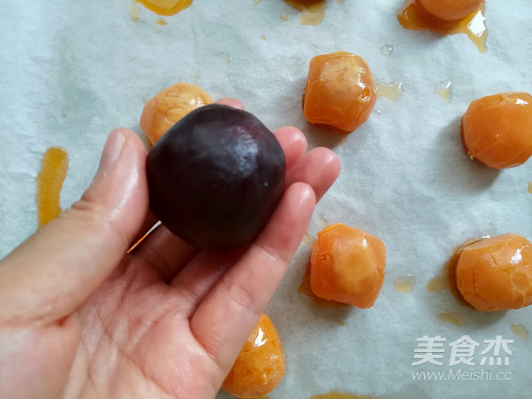 广式红豆沙蛋黄月饼的做法步骤:19