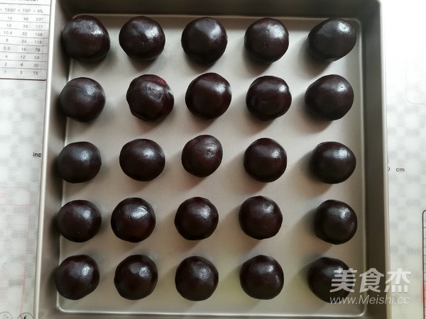 广式红豆沙蛋黄月饼的做法步骤:20