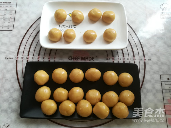 广式红豆沙蛋黄月饼的做法步骤:21