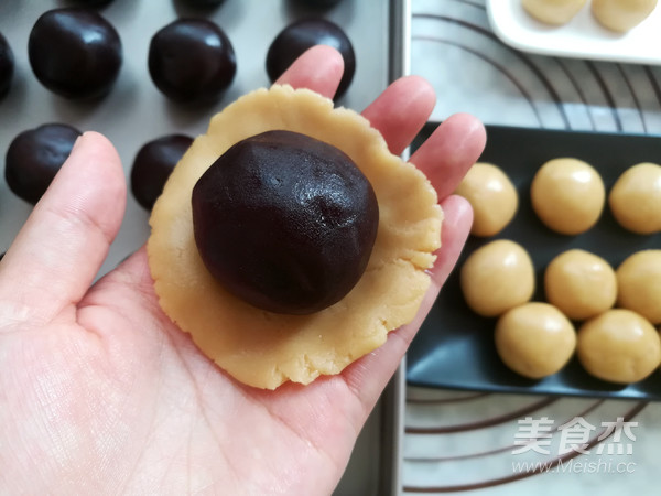 广式红豆沙蛋黄月饼的做法步骤:22
