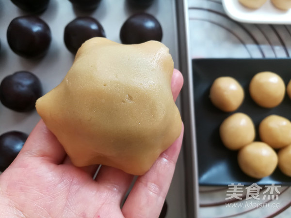 广式红豆沙蛋黄月饼的做法步骤:23