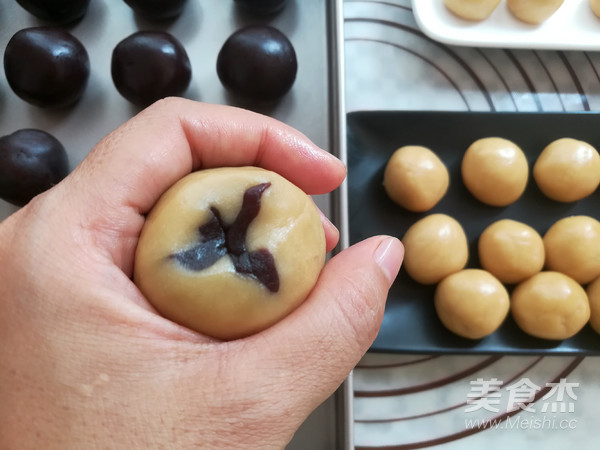 广式红豆沙蛋黄月饼的做法步骤:24