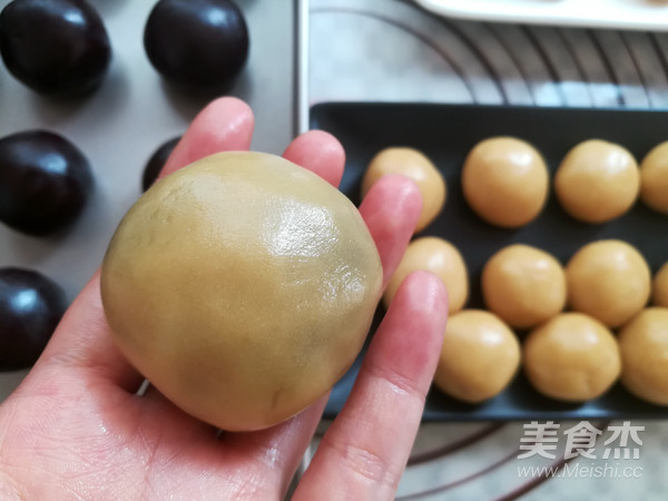 广式红豆沙蛋黄月饼的做法步骤:25