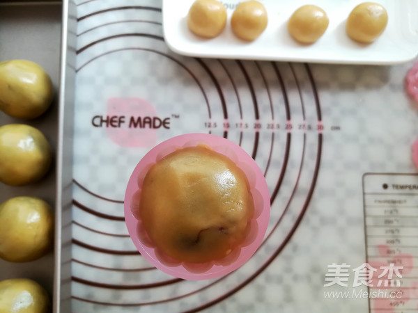 广式红豆沙蛋黄月饼的做法步骤:26