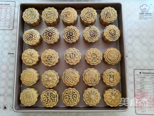 广式红豆沙蛋黄月饼的做法步骤:28