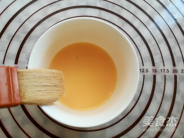 广式红豆沙蛋黄月饼的做法步骤:29