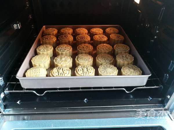 广式红豆沙蛋黄月饼的做法步骤:30